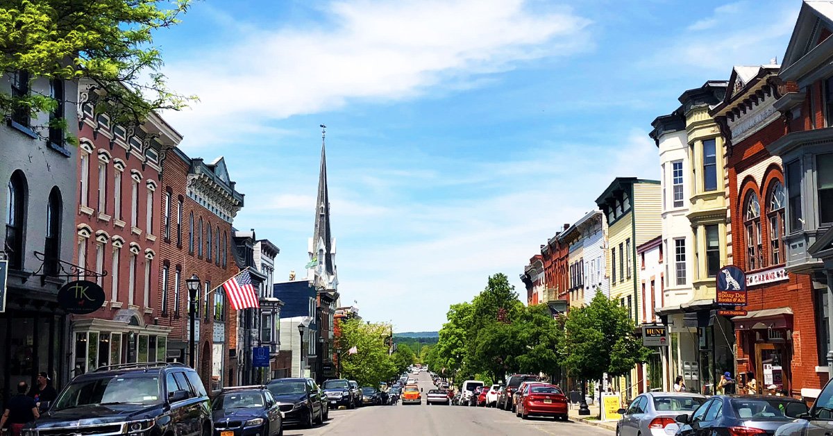 Warren Street Hudson NY Guide (2026) | Shops, Cafes & Stay Nearby